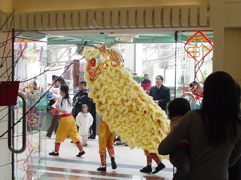 立ち去るお獅子