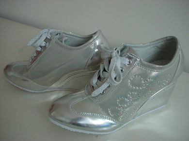 300708_sneakers.jpg